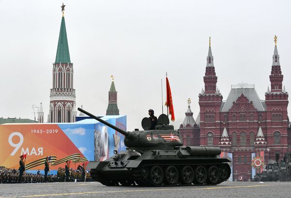 Танк Т-34-85 на военном параде на Красной площади, посвящённом 74-й годовщине Победы в Великой Отечественной войне - Sputnik Абхазия