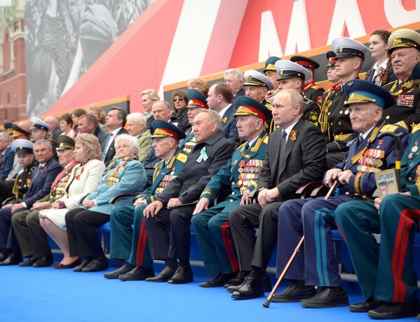 Президент РФ Владимир Путин во время военного парада на Красной площади - Sputnik Абхазия