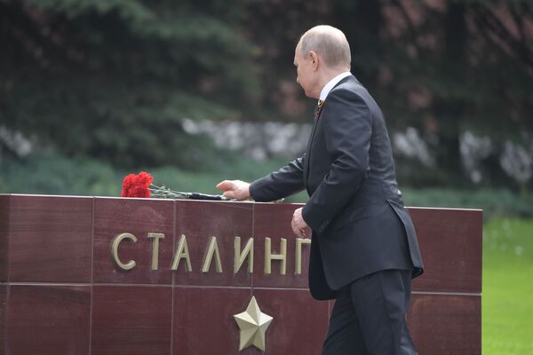 Президент РФ Владмир Путин на церемонии возложения цветов к Могиле Неизвестного солдата - Sputnik Абхазия