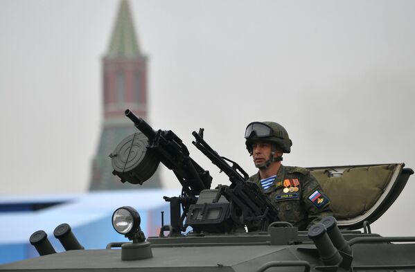 Военнослужащий в кабине бронеавтомобиля Тигр на военном параде на Красной площади, посвящённом 74-й годовщине Победы в Великой Отечественной войне - Sputnik Абхазия
