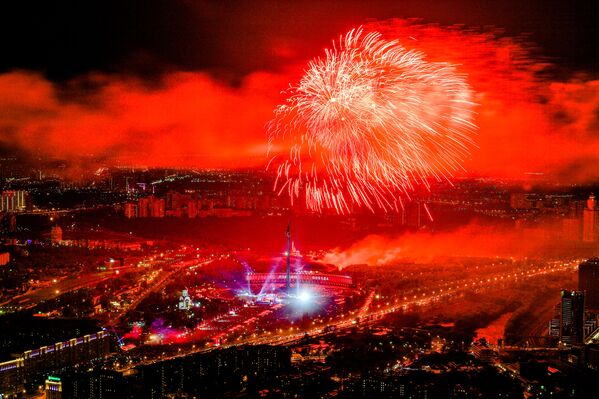 Вид на праздничный салют в честь Дня Победы на Поклонной горе с башни Око в Москва-сити - Sputnik Абхазия