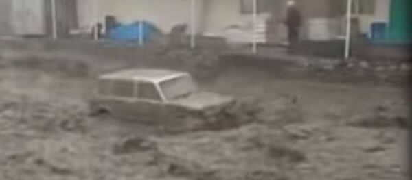 Селевой поток смыл автомобили и стадо в Дагестане Селевой поток смыл автомобили и стадо в Дагестане - Sputnik Абхазия