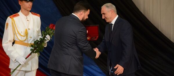 За особые заслуги в укреплении дружбы и сотрудничества между республиками, за повышение международного авторитета Донецкой Народной Республики на торжественном мероприятии Денис Пушилин наградил Премьер-министра Республики Абхазия Орденом Дружбы - Sputnik Абхазия