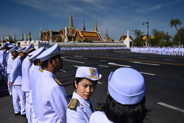 Служащие в ожидании прибытия короля Таиланда Маха Вачиралонгкорн на его коронацию в Бангкоке - Sputnik Абхазия