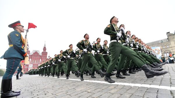 Военнослужащих парадных расчетов на военном параде, посвященном 74-й годовщине Победы в Великой Отечественной войне - Sputnik Аҧсны