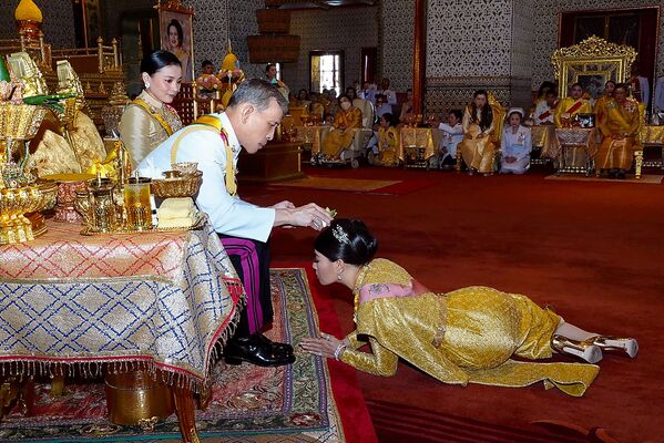 Король Таиланда Маха Вачиралонгкорн совершает миропомазание своей дочери принцессы Сириваннавари Нариратаны на своей коронацию в Бангкоке  - Sputnik Абхазия