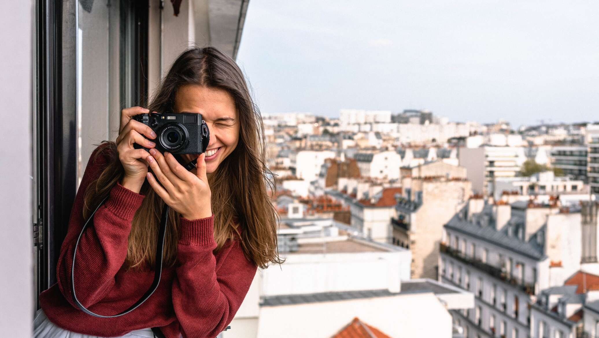 Фальшивая фотосессия. Турист с фотоаппаратом. Девушка с фотоаппаратом в городе. Туристка с фотоаппаратом. Девушка фотографирует город.