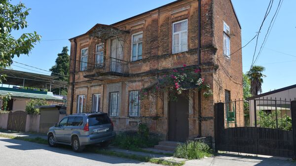 Дом фазиля Искандера по улице 4 марта - Sputnik Абхазия