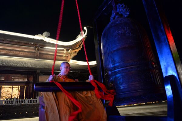 Буддисты во время церемонии празднования дня Весак во Вьетнаме  - Sputnik Абхазия