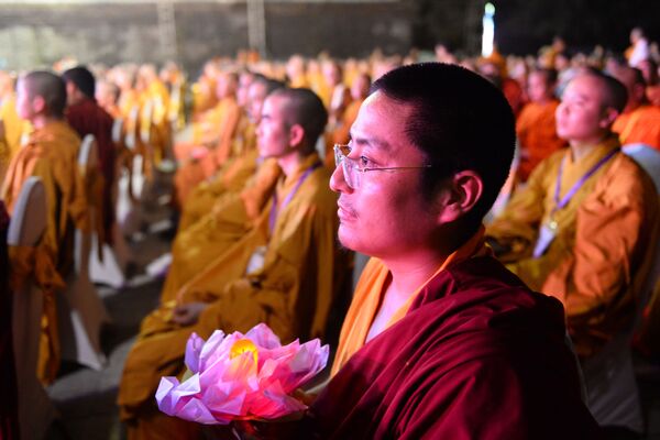 Буддисты во время церемонии празднования дня Весак во Вьетнаме - Sputnik Абхазия