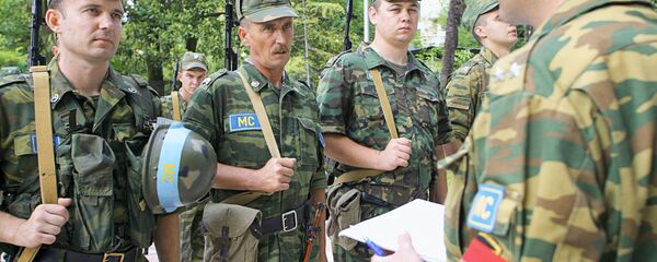 Развод постов военнослужащих у здания объединенного штаба командования КСПМ в Сухуме - Sputnik Абхазия