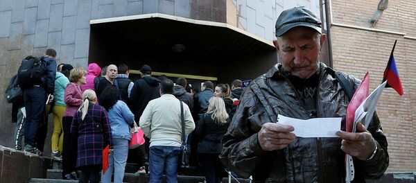 Жители Донецка в очереди на подачу заявлений о получении гражданства России в упрощенном порядке Жители Донецка в очереди на подачу заявлений о получении гражданства России в упрощенном порядке - Sputnik Абхазия