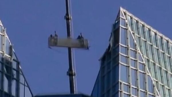 На высоте 50-го этажа: в США мойщики окон застряли на раскачивающемся подъёмнике - Sputnik Абхазия