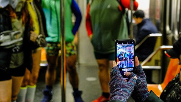 Флешмоб В метро без штанов в Нью-Йорке - Sputnik Абхазия