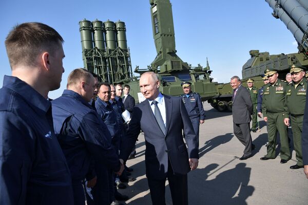 Президент РФ Владимир Путин общается с летчиками, которые пилотировали истребители Су-57, сопровождавшие борт номер один на подлете к Ахтубинску - Sputnik Абхазия