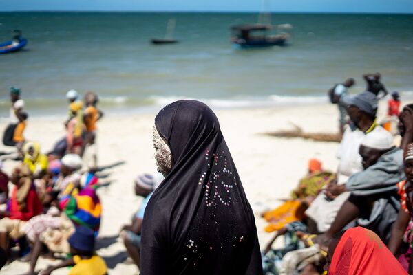 19-летняя Man Yam на пляже в ожидании раздачи помощи после разрушительного циклона в деревне Кумвамба, Мозамбик - Sputnik Абхазия