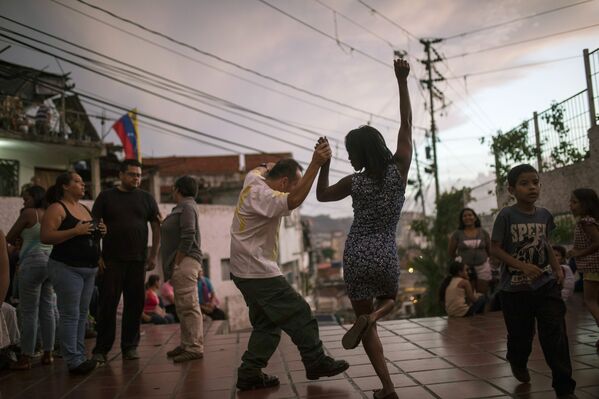 Люди танцуют на площади в Каракасе, Венесуэла  - Sputnik Абхазия