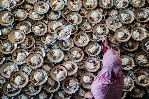 Индонезийская женщина подготавливает мусульманский ужин во время Рамадана в мечети Jogokariyan в городе Джокьякарта - Sputnik Абхазия
