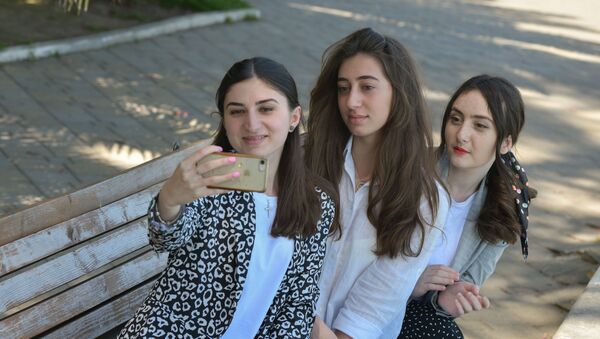Девушки делают селфи  - Sputnik Абхазия
