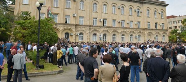 Митинг оппозиционных сил у здания Парламента  - Sputnik Абхазия
