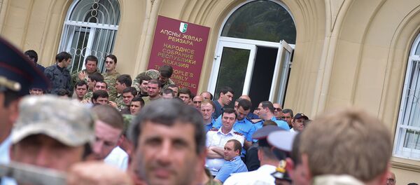 Атәыла ахада иалхрақәа рыҿҳәара анахараз Апарламент аԥхьа амитинг - Sputnik Аҧсны