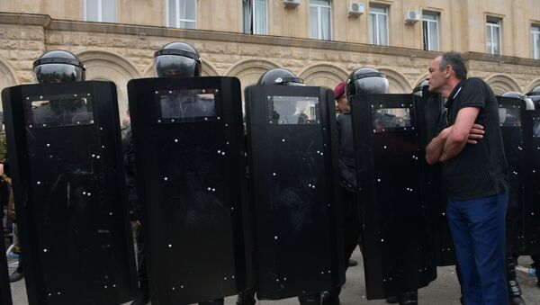 Митинг оппозиционных сил у здания Парламента  - Sputnik Абхазия