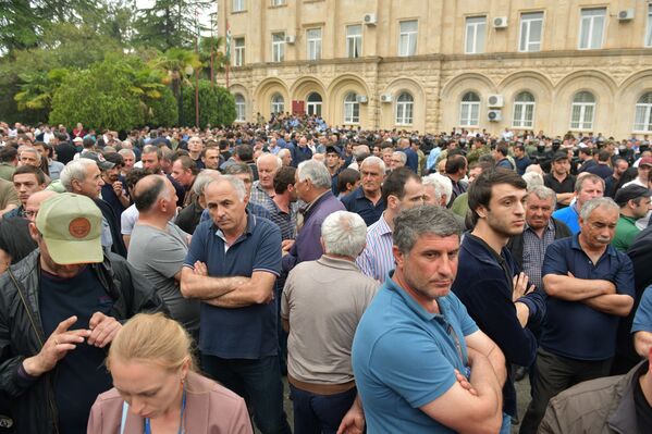 Митинг оппозиционных сил у здания Парламента - Sputnik Абхазия