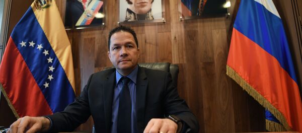 Чрезвычайный и полномочный посол Боливарианской Республики Венесуэла в Российской Федерации Карлос Рафаэль Фариа Тортоса во время интервью Чрезвычайный и полномочный посол Боливарианской Республики Венесуэла в Российской Федерации Карлос Рафаэль Фариа Тортоса во время интервью - Sputnik Абхазия