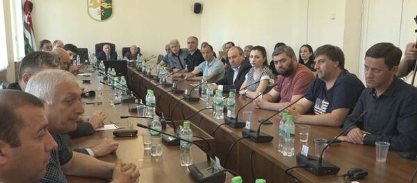 Парламент Абхазии ознакомился с поступившим из Москвы диагнозом Аслана Бжания  Парламент Абхазии ознакомился с поступившим из Москвы диагнозом Аслана Бжания  - Sputnik Абхазия