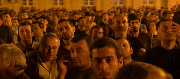 Митинг оппозиционных сил у здания Парламента Митинг оппозиционных сил у здания Парламента - Sputnik Аҧсны