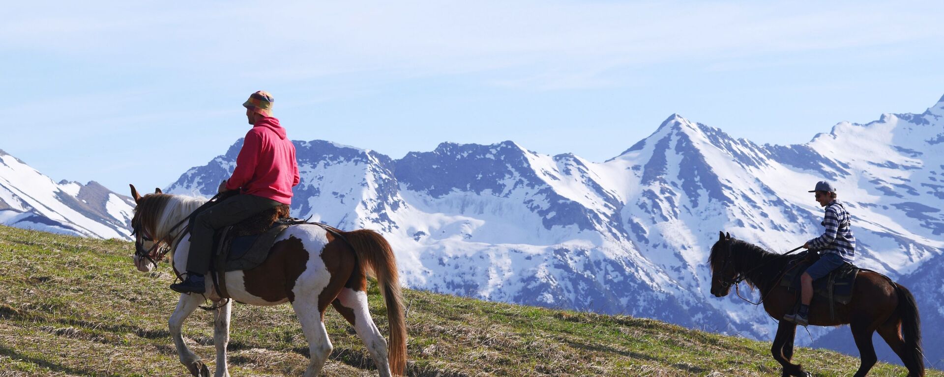 Конная прогулка на территории Северного отдела Кавказского государственного природного биосферного заповедника имени Х. Г. Шапошникова Конная прогулка на территории Северного отдела Кавказского государственного природного биосферного заповедника имени Х. Г. Шапошникова - Sputnik Абхазия, 1920, 04.04.2026