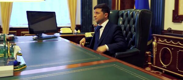Владимир Зеленский в рабочем кабинете Владимир Зеленский в рабочем кабинете - Sputnik Абхазия