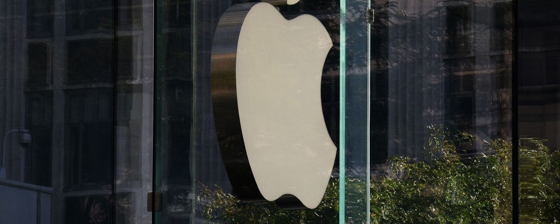 Логотип компании Apple на стене фирменного магазине на 5-й авеню в Нью-Йорке - Sputnik Абхазия, 1920, 09.03.2022