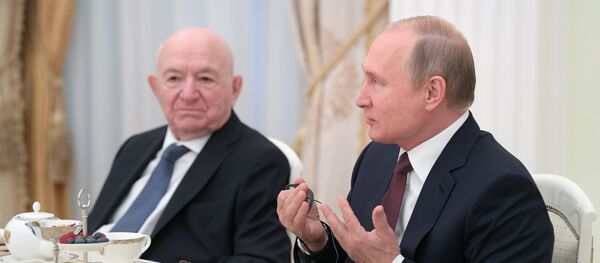 Президент РФ В. Путин встретился с легендами мирового футбола Президент РФ В. Путин встретился с легендами мирового футбола - Sputnik Абхазия