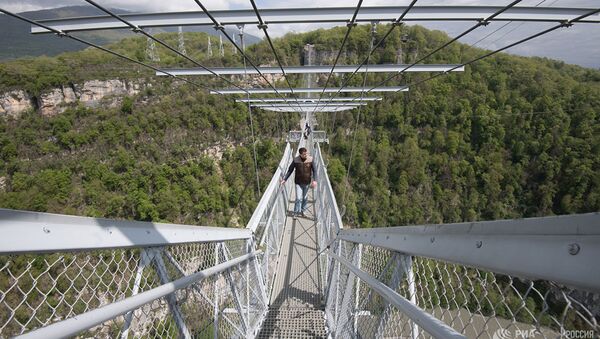 Подвесной пешеходный мост СкайБридж в Скайпарке Сочи - Sputnik Абхазия