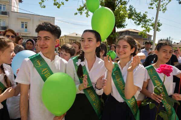 Последний звонок в школах Сухума - Sputnik Абхазия
