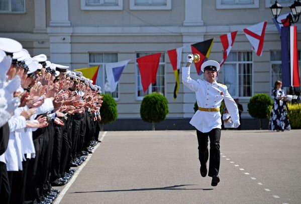 Кадеты филиала Нахимовского военно-морского училища во время последнего звонка в Севастополе - Sputnik Абхазия