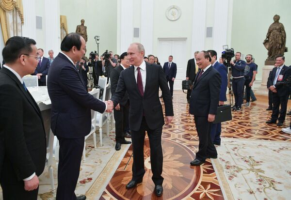 Президент РФ Владимир Путин знакомится с делегацией во время встречи с премьер-министром Вьетнама Нгуеном Суаном Фуком  - Sputnik Абхазия
