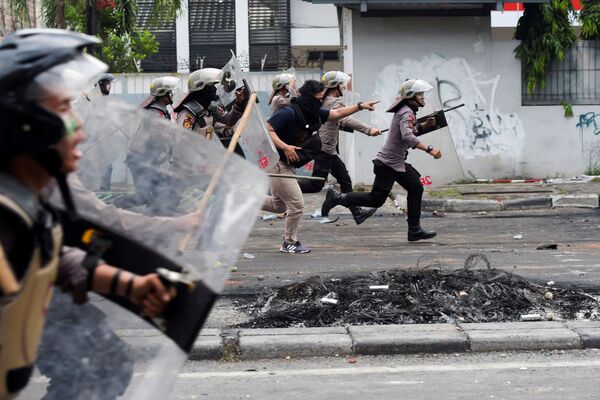 Полиция разгоняет демонстрантов в Джакарте, Индонезия - Sputnik Абхазия