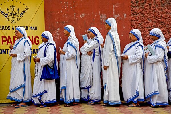 Индийские монахини в очереди на выборах в Калькутте, Индия - Sputnik Абхазия
