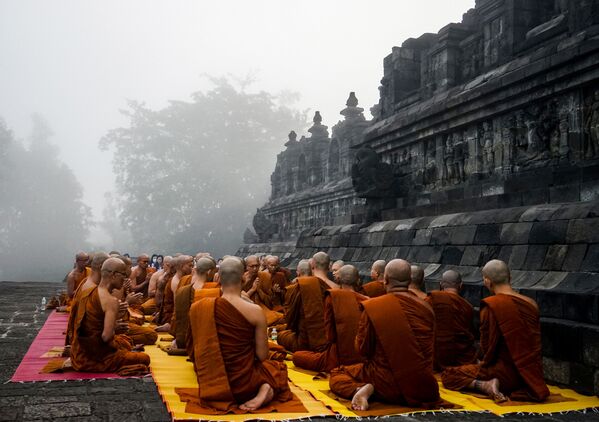 Молитва буддийских монахов в канун дня рождения Будды в храме Боробудур, Индонезия - Sputnik Абхазия