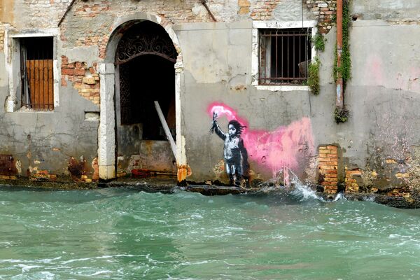 Предположительно работа британского уличного художника Бэнкси в Венеции, изображающая ребенка-мигранта в спасательном жилете с розовой вспышкой - Sputnik Абхазия