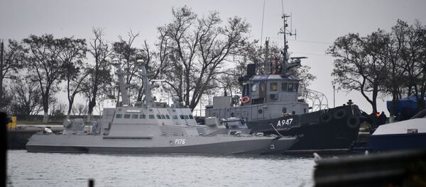 Задержанные украинские корабли доставлены в порт Керчи Задержанные украинские корабли доставлены в порт Керчи - Sputnik Абхазия