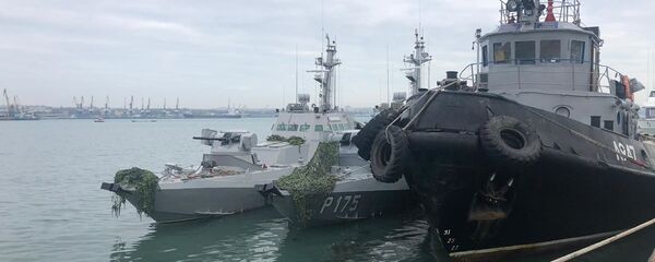 Задержанные украинские корабли доставлены в порт Керчи Задержанные украинские корабли доставлены в порт Керчи - Sputnik Абхазия