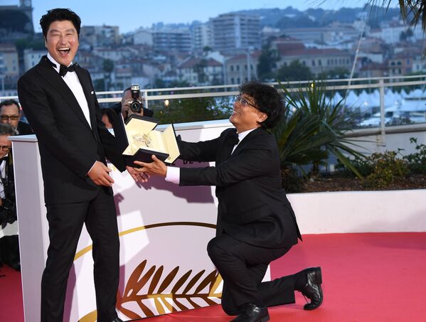 Южнокорейские актер Сон Кан-хо (слева) и режиссер Пон Джун-хо, получивший премию Золотая пальмовая ветвь за фильм Паразиты - Sputnik Абхазия