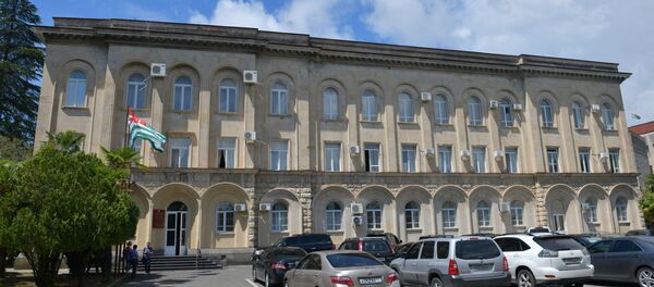 В Парламенте Абхазии проходит совещание по вопросу переноса президентских выборов на 25 августа В Парламенте Абхазии проходит совещание по вопросу переноса президентских выборов на 25 августа - Sputnik Абхазия