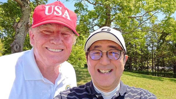 Президент США Дональд Трамп и премьер-министр Японии Синдзо Абэ делают селфи в гольф-клубе Mobara, префектура Тиба - Sputnik Абхазия