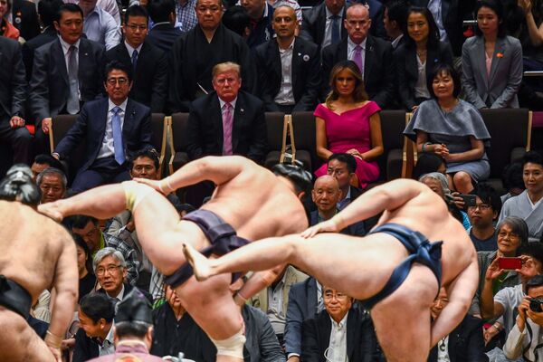 Президент США Дональд Трамп и первая леди США Меланья Трамп рядом с премьер-министром Японии Синдзо Абэ и его женой на представлении сумо в Токио - Sputnik Абхазия