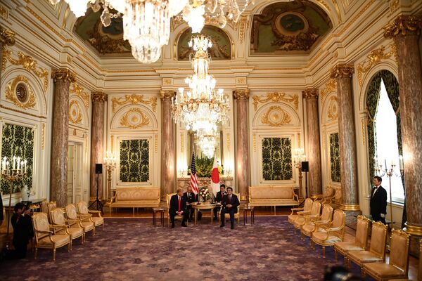 Президент США Дональд Трамп и премьер-министр Японии Синдзо Абэ на двусторонней встрече во дворце Акасака в Токио - Sputnik Абхазия