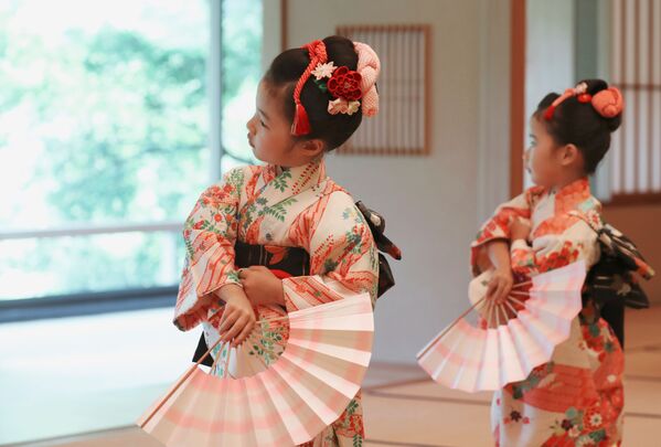 Девочки исполняют народный японский танец перед первой леди США Меланьей Трамп и женой премьер-министра Японии Акиэ Абэ во дворце Акасака в Токио - Sputnik Абхазия